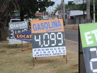 Tabela com preço da gasolina em posto de Campo Grande: produto já não é achado por menos de R$4 (Foto: Paulo Francis)