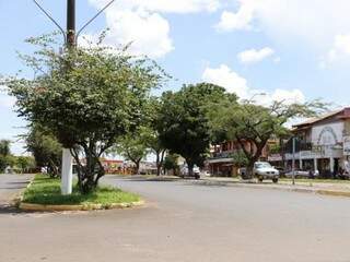 Rua que divide as cidades de Capitán Bado (à direita) e Coronel Sapucaia (Foto: Helio de Freitas)