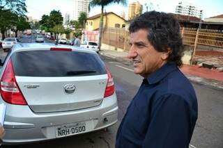 Ataliba conta como &quot;caiu&quot; no buraco na rua 25 de Dezembro (Foto: Cleber Gellio)