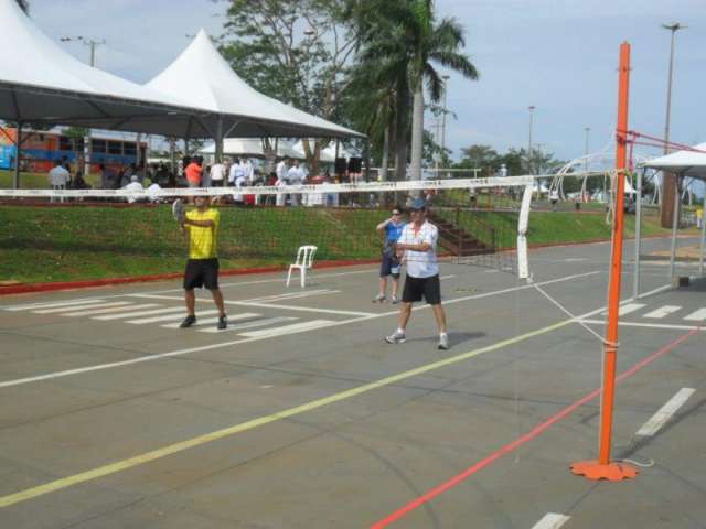 Praticantes do beach tennis trocam a areia pela cal&ccedil;ada no domingo na Capital
