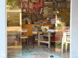 O ladrão furtou a loja, causando prejuízo de até R$ 20 mil (Foto: Marcos Ermínio)