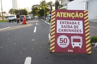 Placas foram colocadas a 50 e 100 m para alertar motorista sobre risco de acidente (Foto: Cleber Gellio)