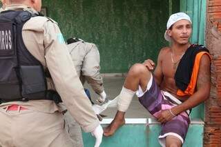 Um dos jovens feridos é atendido pelo Corpo de Bombeiros (Foto: Marcos Ermínio)