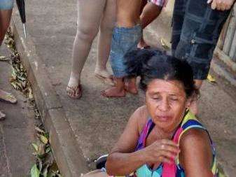Casal encontra crian&ccedil;a e av&oacute; dormindo em cal&ccedil;ada e chama bombeiros