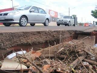 Erosão levou parte do asfalto em trecho da Ernesto Geisel (Foto: Alan Nantes)