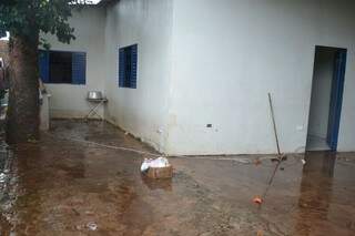 Casa foi invadida pela água no Bairro Taquarussu (Foto: Filipe Prado)