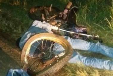 Motociclista morre ao perder o controle da dire&ccedil;&atilde;o e bater em caminh&atilde;o