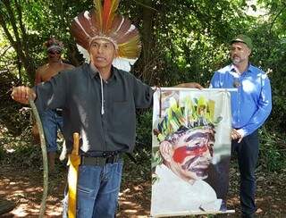 Paulo Pimenta ao lado de um dos líderes do grupo, que segura pintura do rosto de Marcos Verón (Foto: Fabrício Carbonel/Divulgação)
