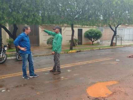 Chuva trava tapa-buraco e prefeito desabafa: “asfalto está em metástase”