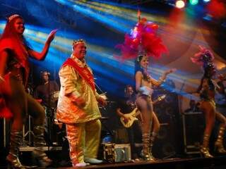 Passistas e o Rei Momo no carnaval de 2014. (Foto: Marcos Ermínio/Arquivo)