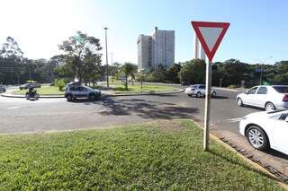 Rotatória será substituída por semáforos. (Foto: Marcelo Victor)