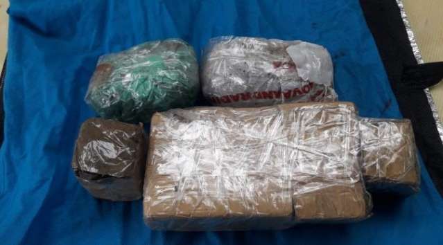 Droga &eacute; arremessada para dentro de pres&iacute;dio, mas acerta base da pol&iacute;cia