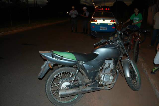  Idoso fica ferido ao ser atropelado por moto em frente de casa