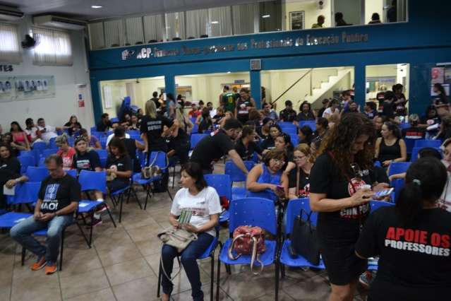 Greve por reajuste atinge 20 escolas da Capital, afirma sindicato    