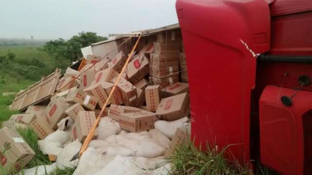 Carreta carregada com 600 caixas de cigarro tomba na MS-276