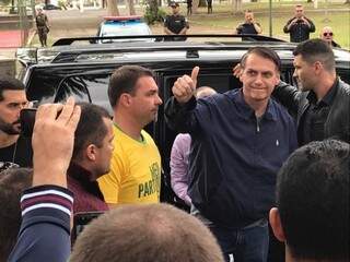 Jair Bolsonaro chegou à zona eleitoral, no Rio de Janeiro, acompanhado do filho Flávio Bolsonaro — Foto: Cristina Boeckel/G1