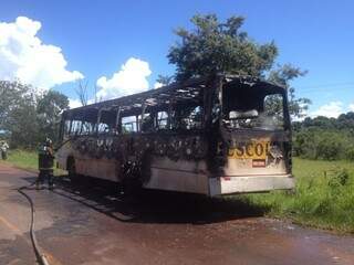 O ônibus ficou totalmente destruído. (Foto: divulgação/Corpo de Bombeiros) 