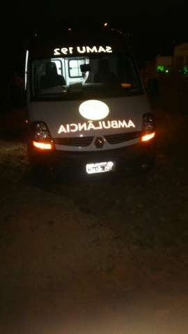 Ambul&acirc;ncia do Samu cai em buraco e n&atilde;o consegue atender ocorr&ecirc;ncia