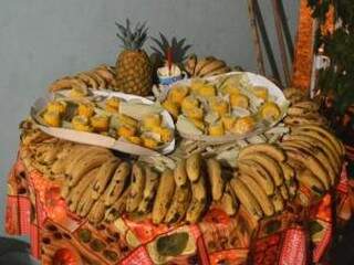 As comidas da festinha foram escolhidas de forma a fazer jus à alimentação indígena.