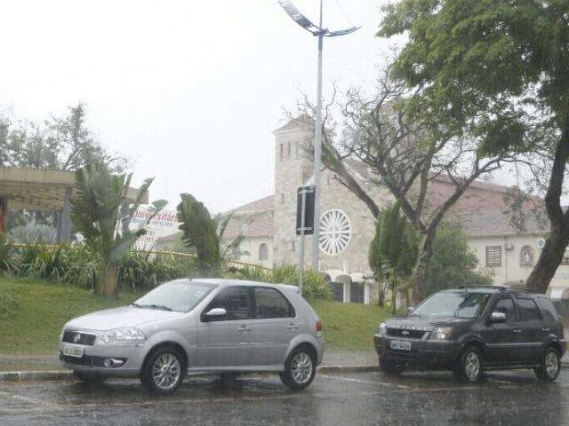 Dourados registra 19 mil&iacute;metros de chuva em apenas meia hora  