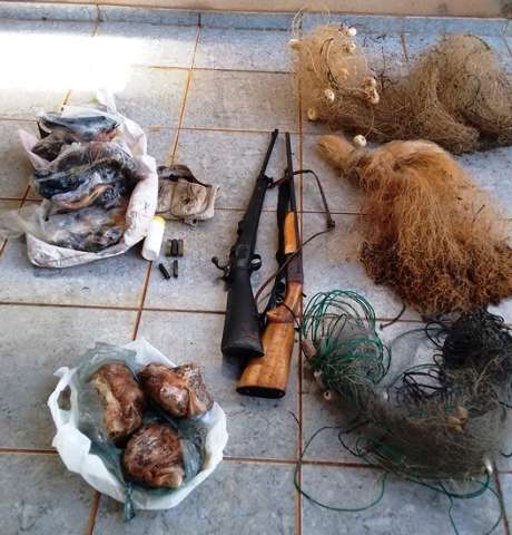 PMA prende ca&ccedil;ador com arma e carne de anta e pescadora com arma 