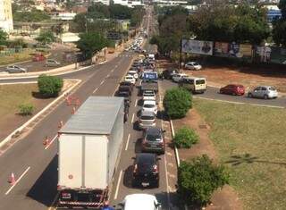 Há congestionamento entre o cruzamento até o viaduto da Ceará com a Avenida Afonso Pena. (Foto: Direto das Ruas) 