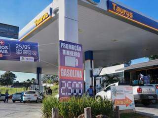Para 250 motoristas gasolina saiu por R$ 2,50 (Foto: Henrique Kawaminami)