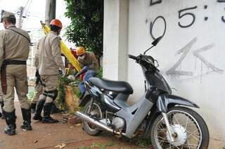 A mureta e o canteiro evitou que a motociclista sofresse o impacto direto contra o muro (Foto: Alcides Neto)