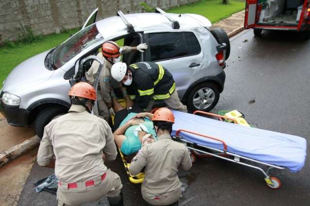 Motorista desmaia ap&oacute;s ve&iacute;culo tombar na Vila Nasser