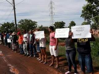 Famílias fizeram protesto pela manhã contra a reintegração de posse (Foto: Ricardo Campos Jr.)