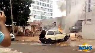 Testemunhas se desesperam ao ver motorista entrar em carro em chamas