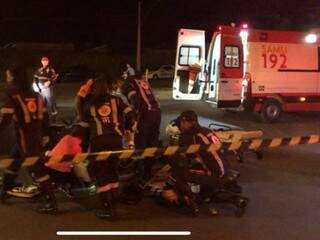 Motociclista morre ap&oacute;s bater em caminh&atilde;o em avenida 