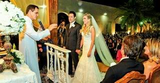 Os noivos no altar. (Foto: João Passos/Revista Caras)