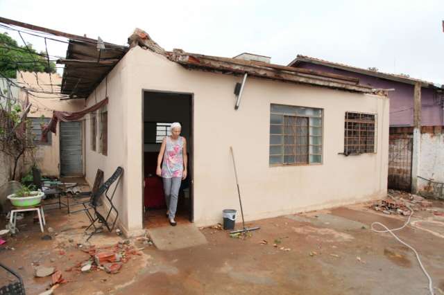 Moradores do Uni&atilde;o contabilizam preju&iacute;zos dia ap&oacute;s temporal devastador