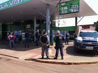 Policiais e guardas no Posto Bela Vista, interditado nesta manhã em Dourados (Foto: Adilson Domingos)