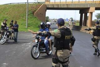Motociclistas são parados para fiscalização. (Foto:Cleber Gellio)