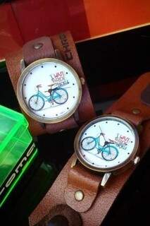 Relógio de marca campo-grandense, que estarão à venda durante o Luz na Rodô.
