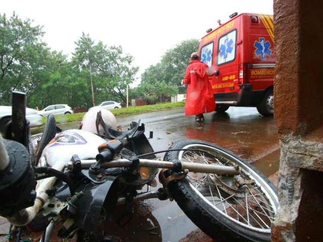 Motociclista que quase morreu em acidente passou por cirurgia e est&aacute; no CTI