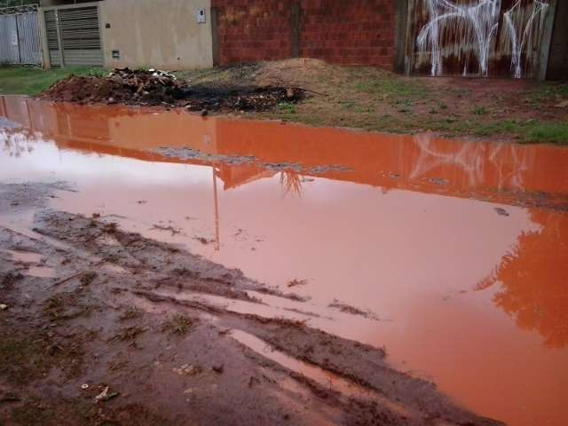 Chuva forma piscina de lama e deixa moradores &ldquo;ilhados&rdquo; no Parque dos Girass&oacute;is