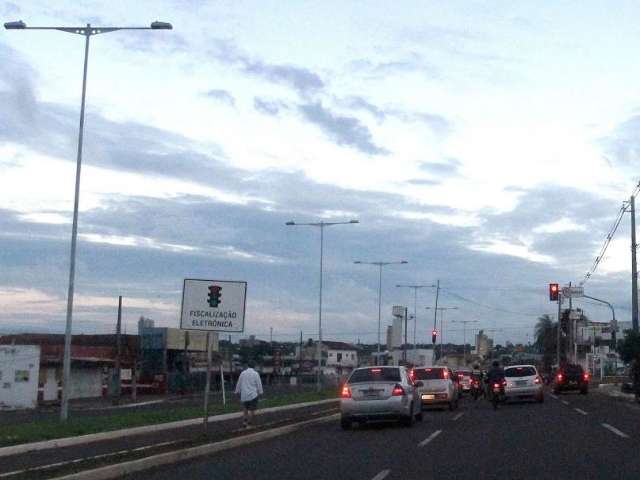 Reparti&ccedil;&otilde;es p&uacute;blicas n&atilde;o abrem a partir de hoje e com&eacute;rcio s&oacute; fecha amanh&atilde;