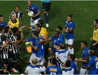 Jogadores de Cruzeiro e Atlético-MG discutem
(Foto: Lucas Catta Prêta / Globoesporte.com)