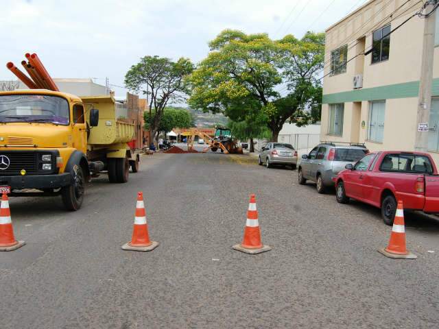  Liga&ccedil;&atilde;o de esgoto interdita trecho da Rua Goi&aacute;s no Jardim dos Estados