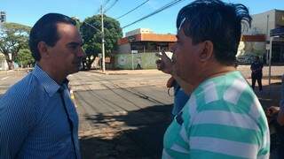 Marquinhos Trad ouve solicitações de uma engenheiro eletricista sobre problemas no asfalto. (Foto: Richelieu de Carlo)