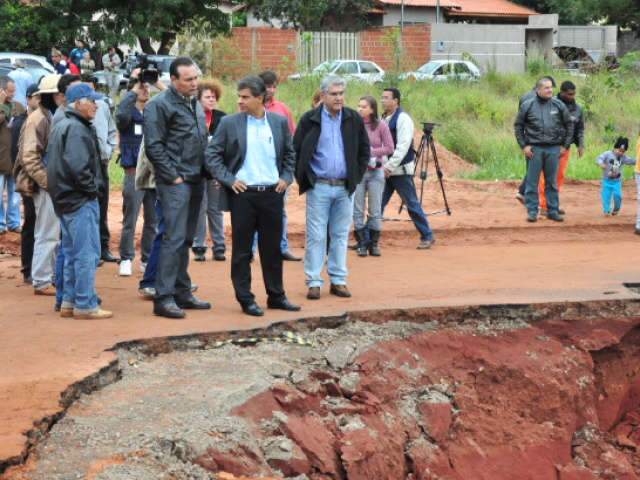 Buraco no Nova Lima exige obras de R$ 10 milh&otilde;es, segundo a prefeitura