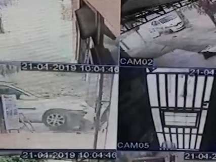 Câmeras flagram momento em que carro com criança de 1 ano colide em poste