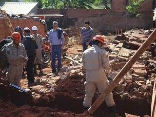 Bombeiros trabalham onde trabalhador da construção civil morreu soterrado após queda de muro. (Foto: Fernando Antunes) 