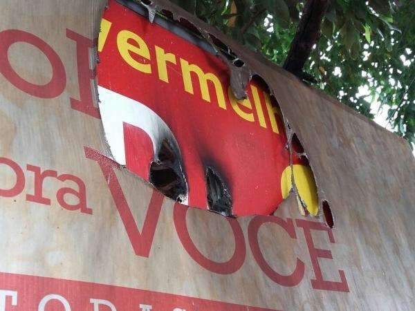 Sede de partido aliado ao PT &eacute; atacada por v&acirc;ndalos na Capital