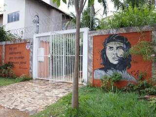 Há 21 anos, muro guarda o rosto de Che Guevara em bairro de Campo Grande. (Foto: Kísie Ainoã)