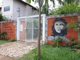 Sandra procura inquilino que n&atilde;o apague do muro o amor da m&atilde;e por Che Guevara