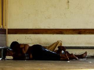 Para alguns, resta apenas dormir direto no chão, sem um papelão para proteção (Foto: André Bittar)